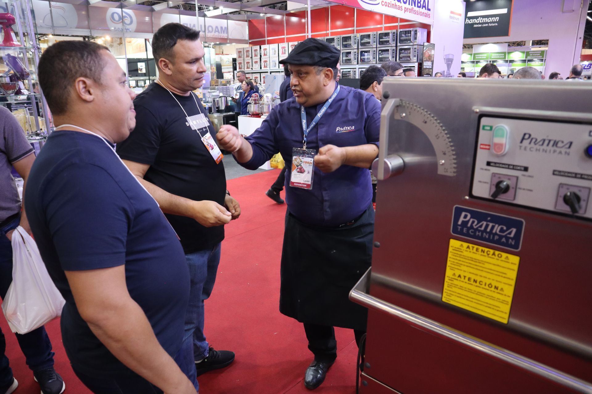 Um grupo de homens está em volta de uma máquina que diz pratica nela