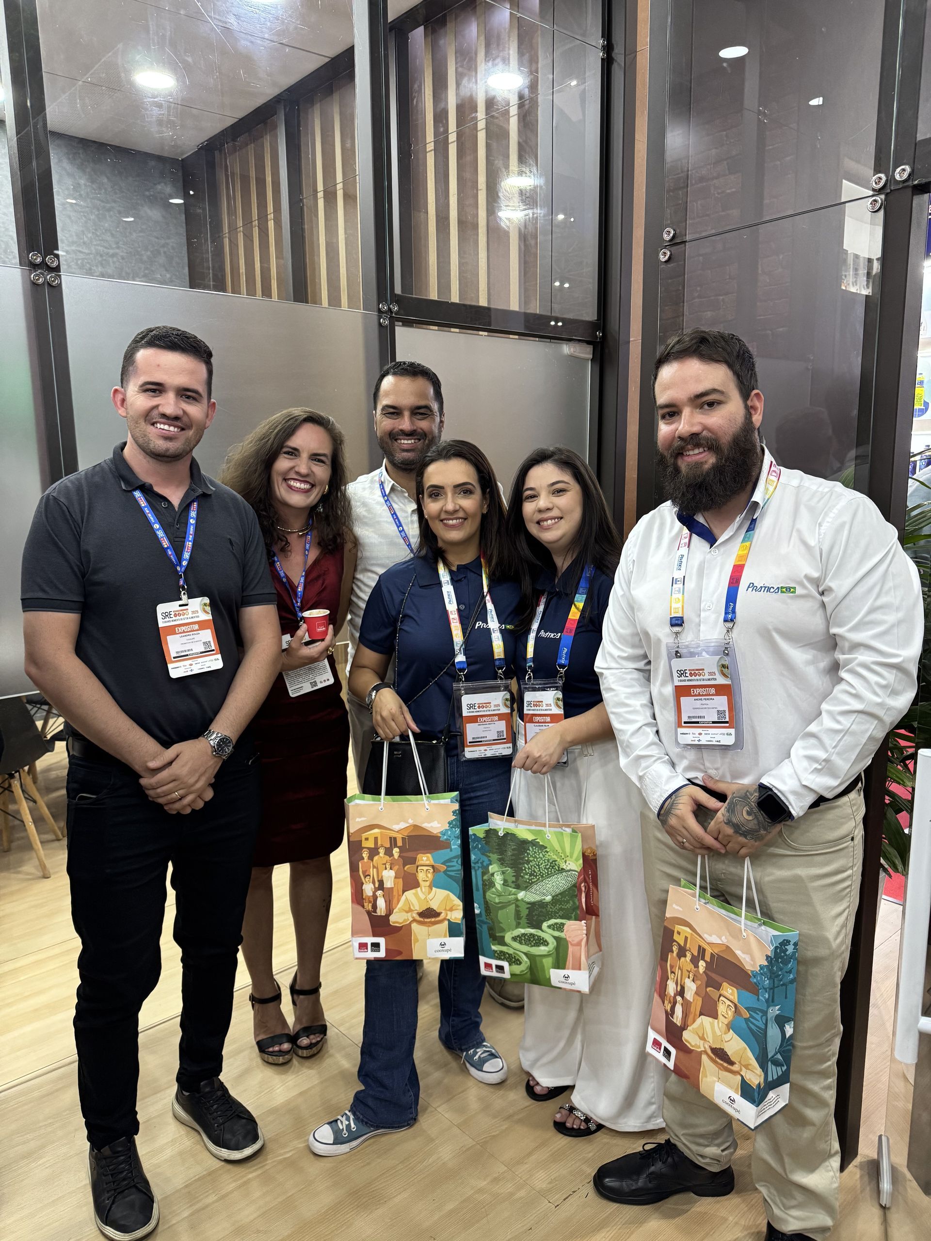 Um grupo de pessoas está posando para uma foto em uma sala.