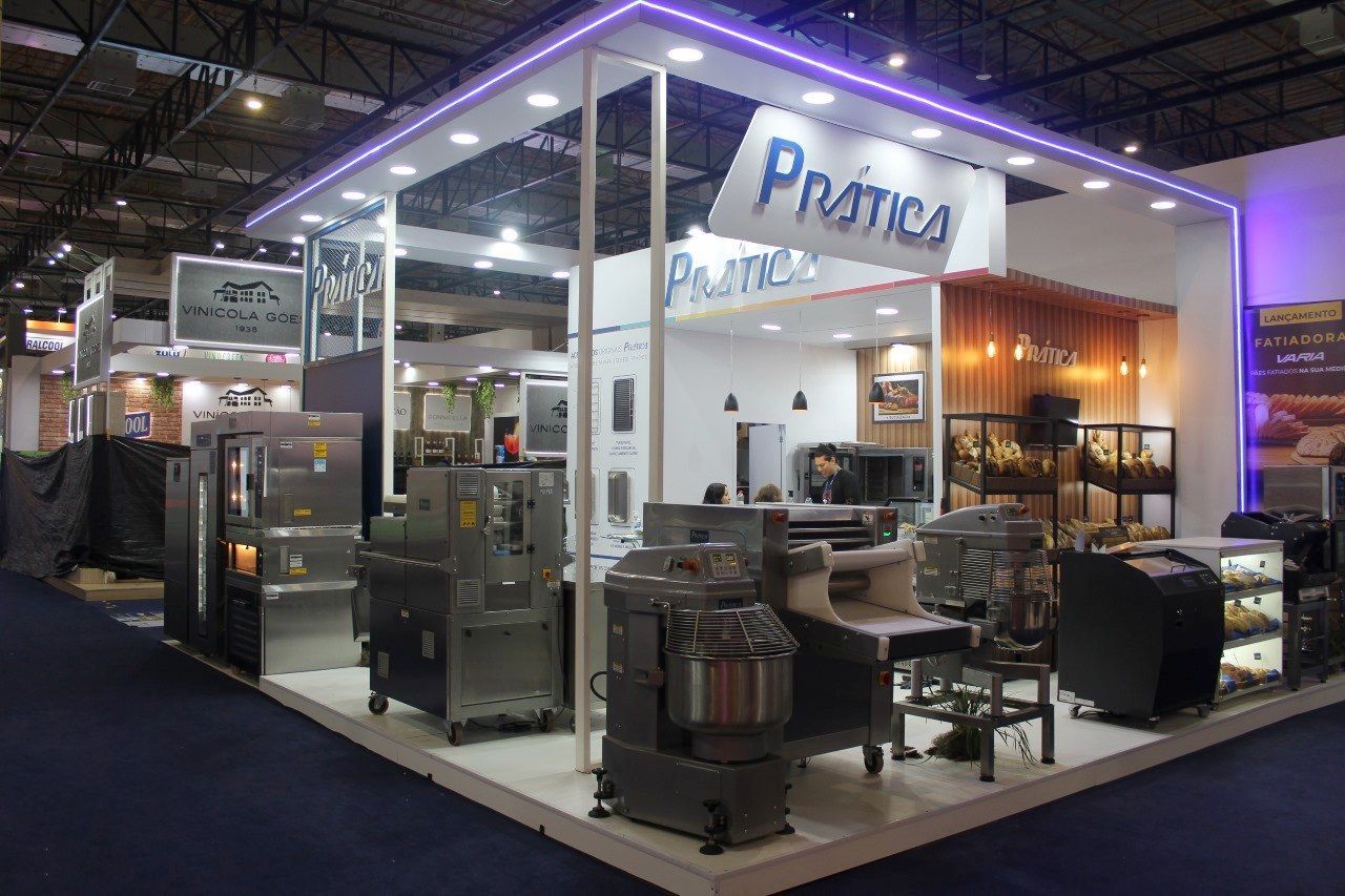 Uma exposição de padaria com muitas máquinas em exposição em uma feira comercial.