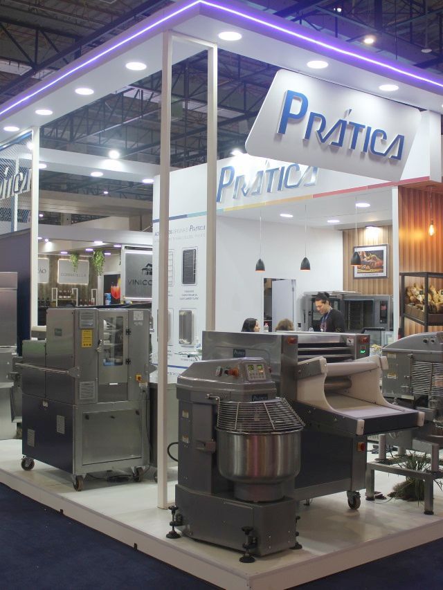 Uma exposição de padaria com uma placa que diz pratica