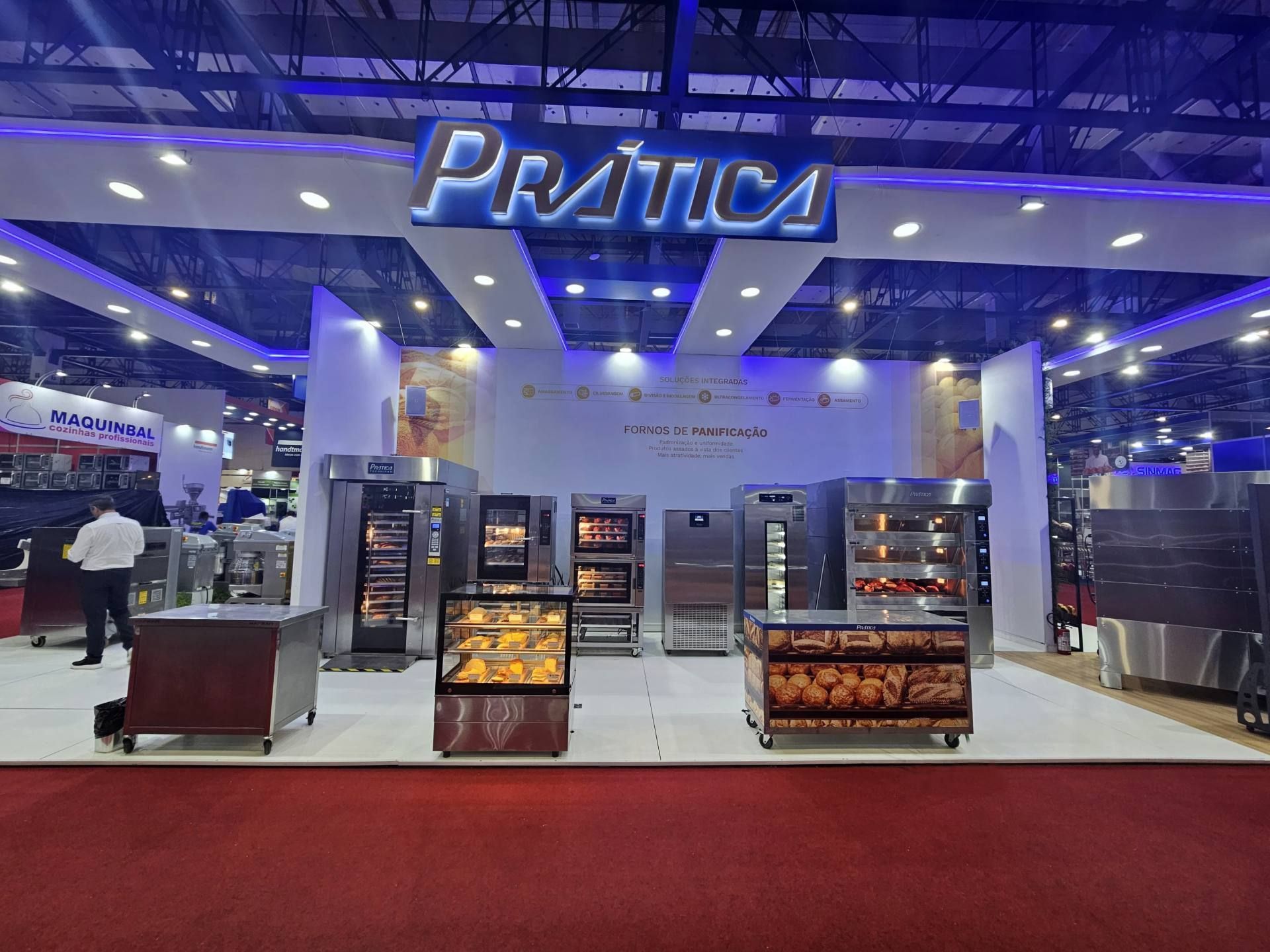 Uma padaria com uma placa que diz pratica