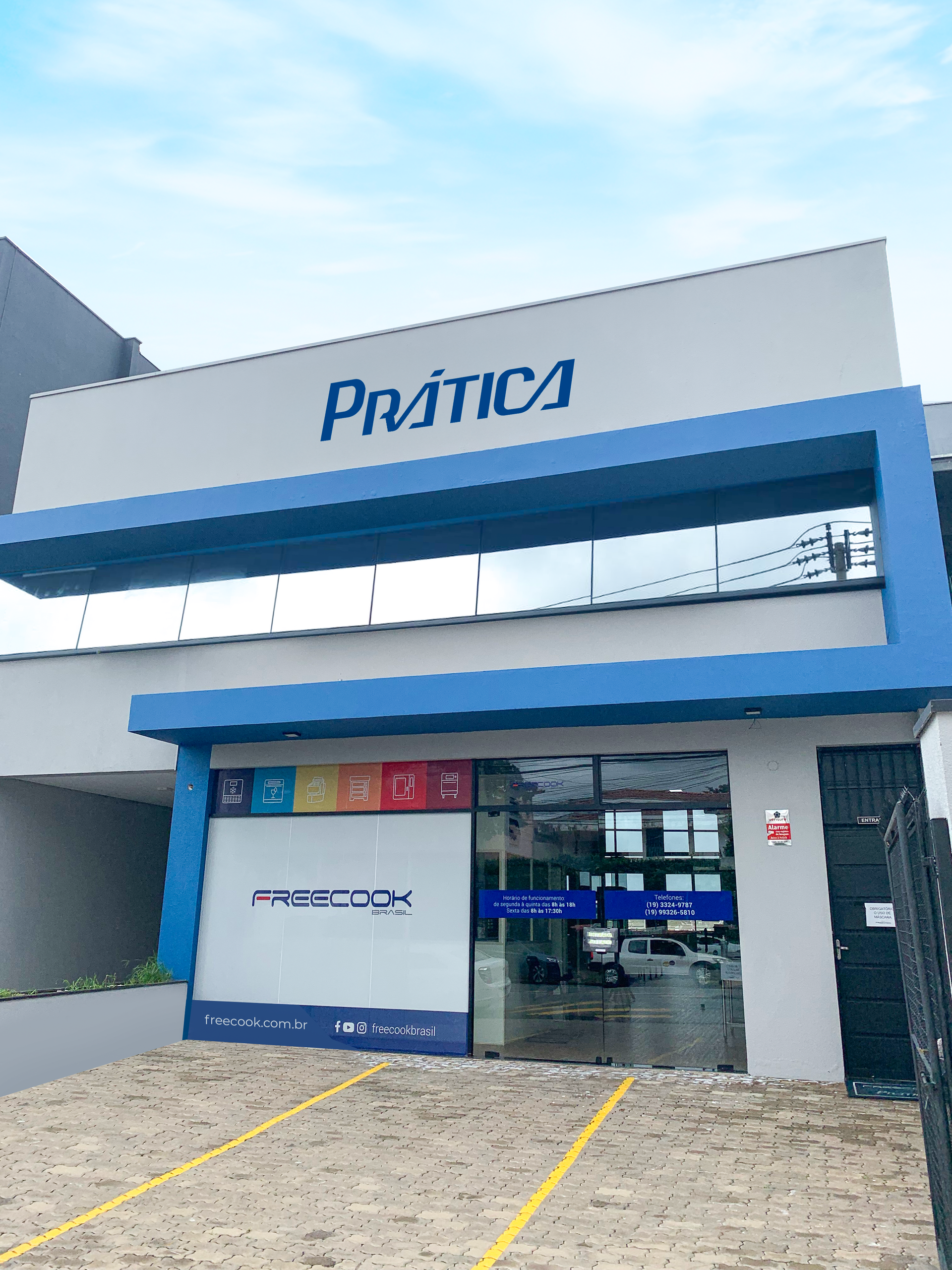 Um prédio azul e branco com a palavra prática nele