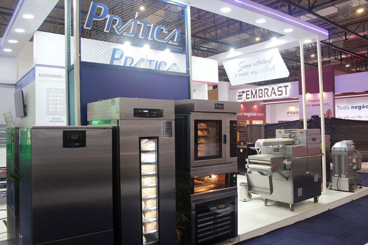 Uma exposição de eletrodomésticos de aço inoxidável em uma feira comercial.