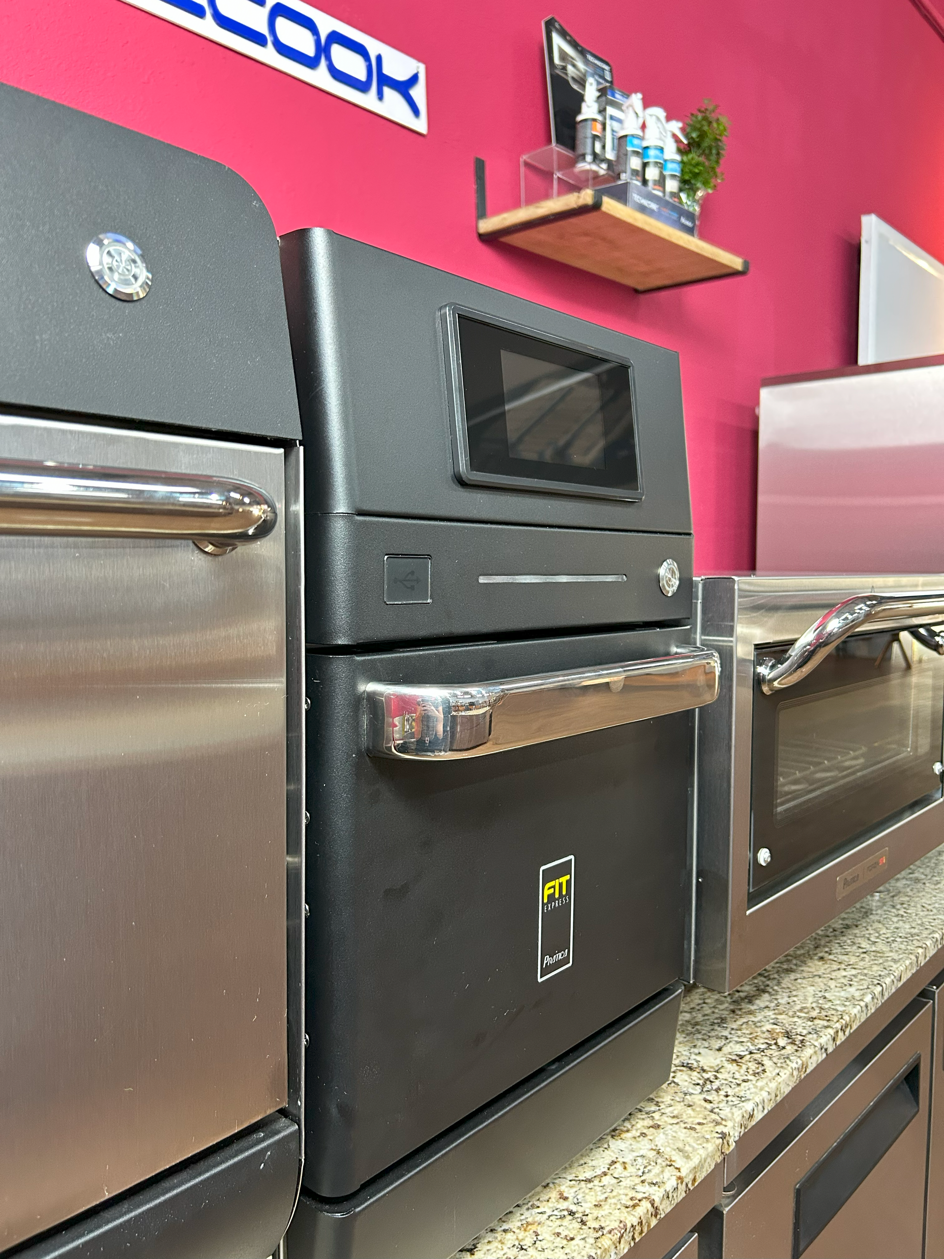 Uma cozinha com uma placa que diz