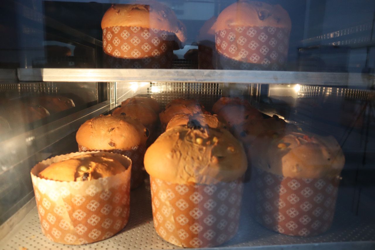 Um monte de muffins estão assando no forno