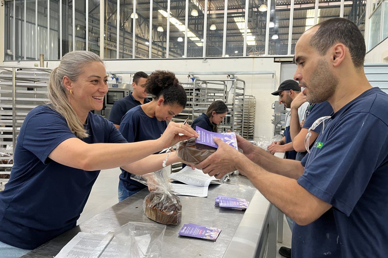 Um grupo de pessoas está trabalhando em uma padaria.