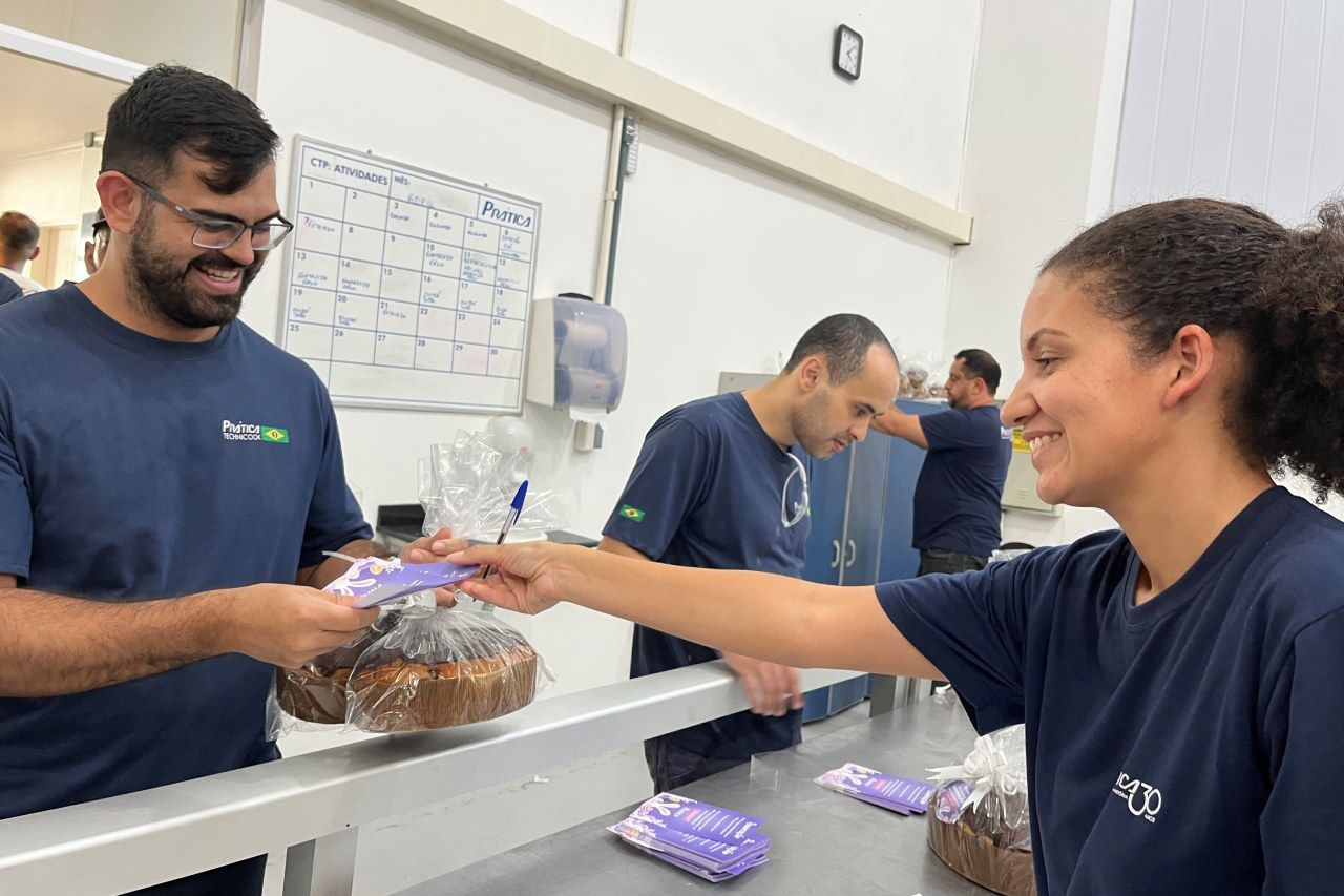 Um homem e uma mulher estão parados um ao lado do outro em uma cozinha.