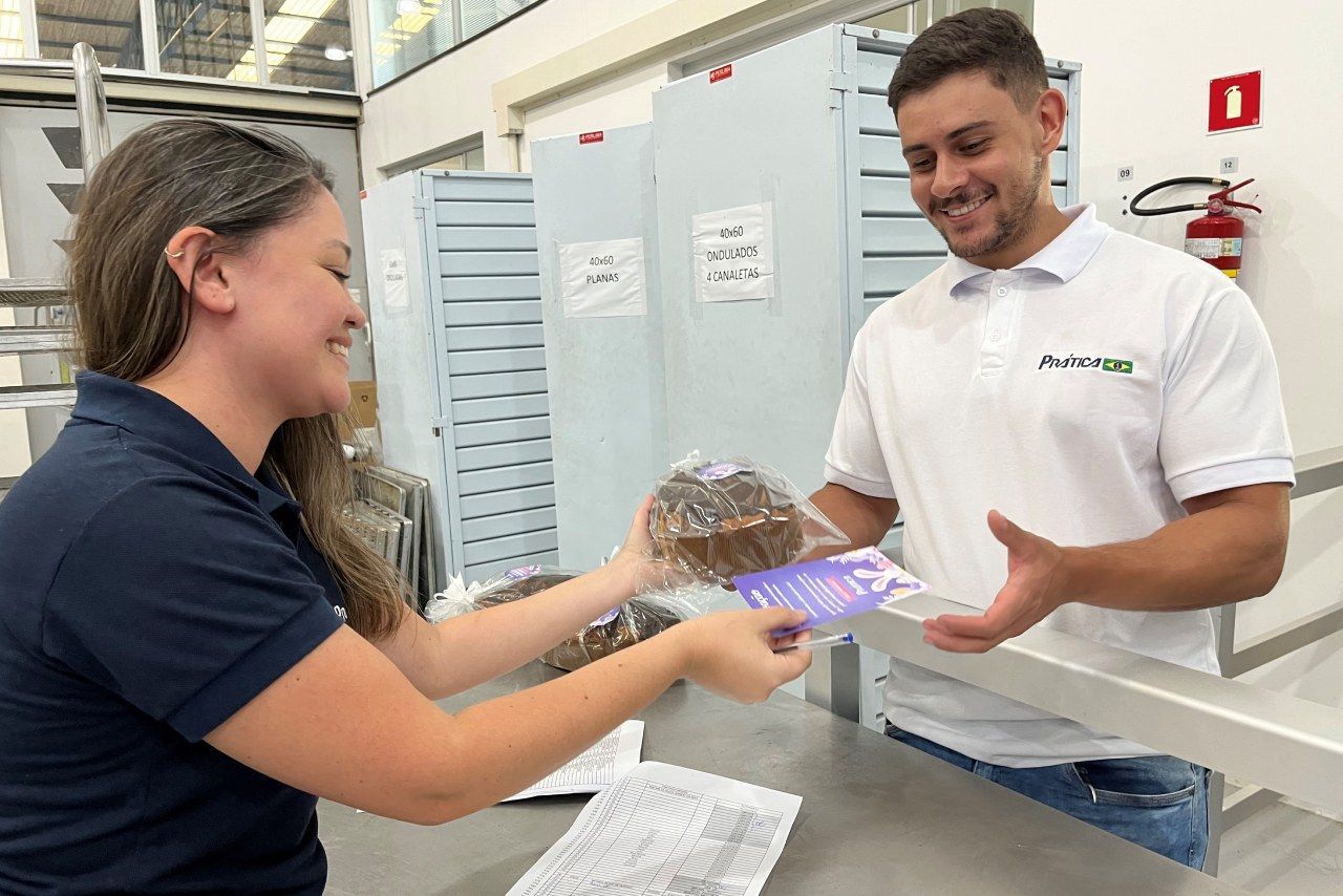 Um homem e uma mulher estão parados um ao lado do outro em um armazém.