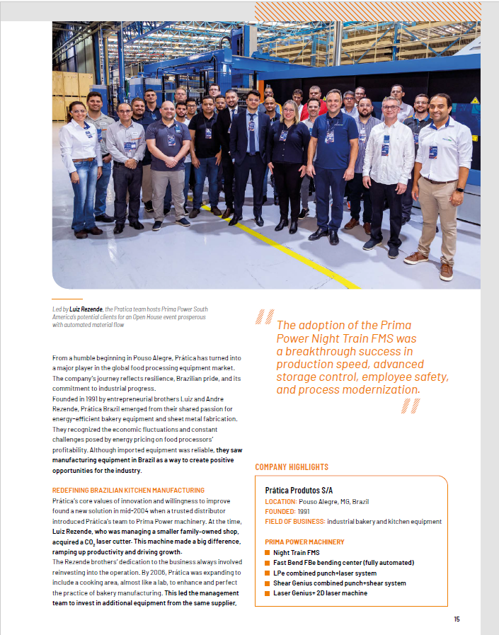 Um grupo de pessoas está posando para uma foto em uma fábrica.