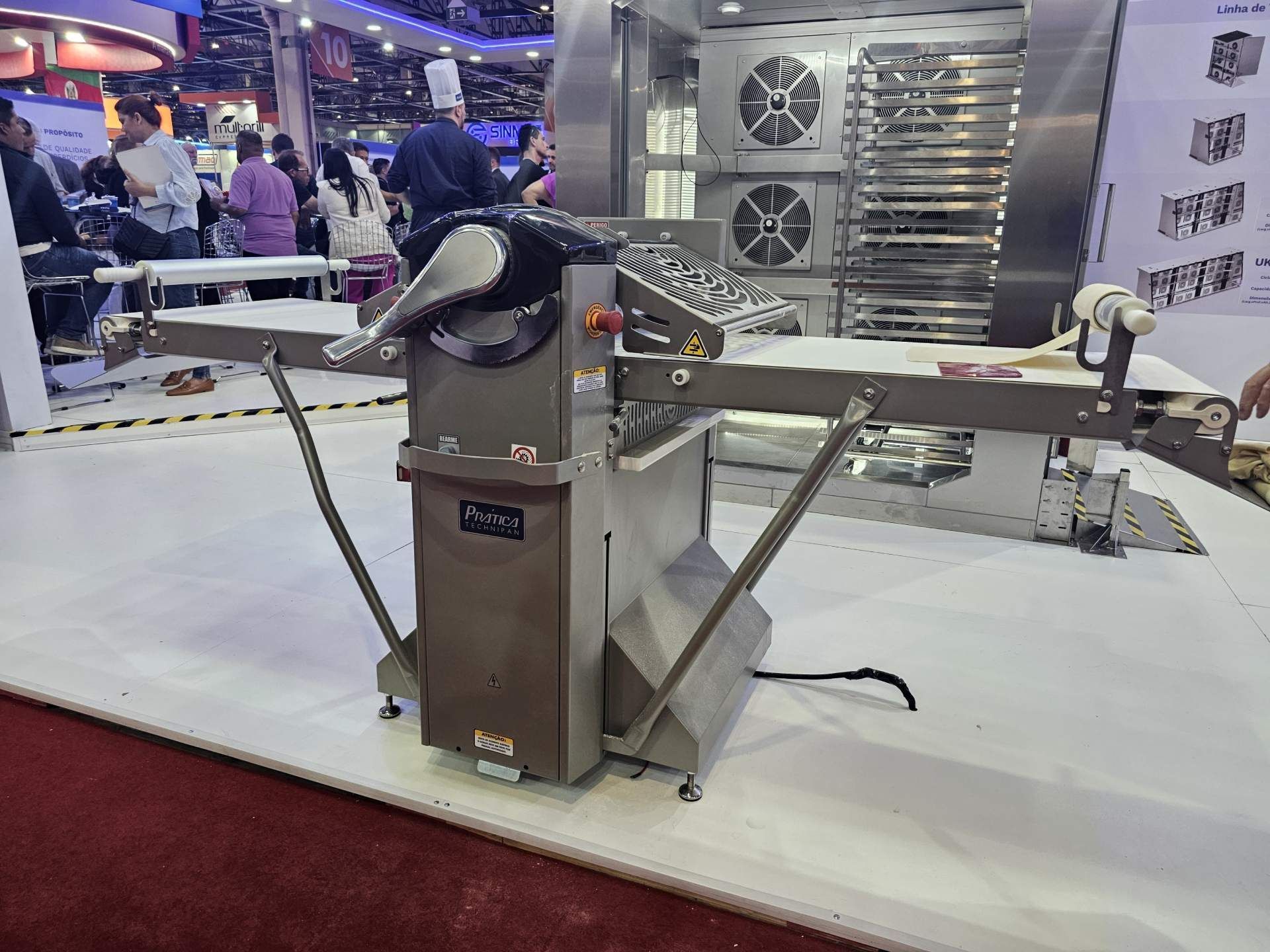 Uma máquina está sobre uma mesa em uma sala.