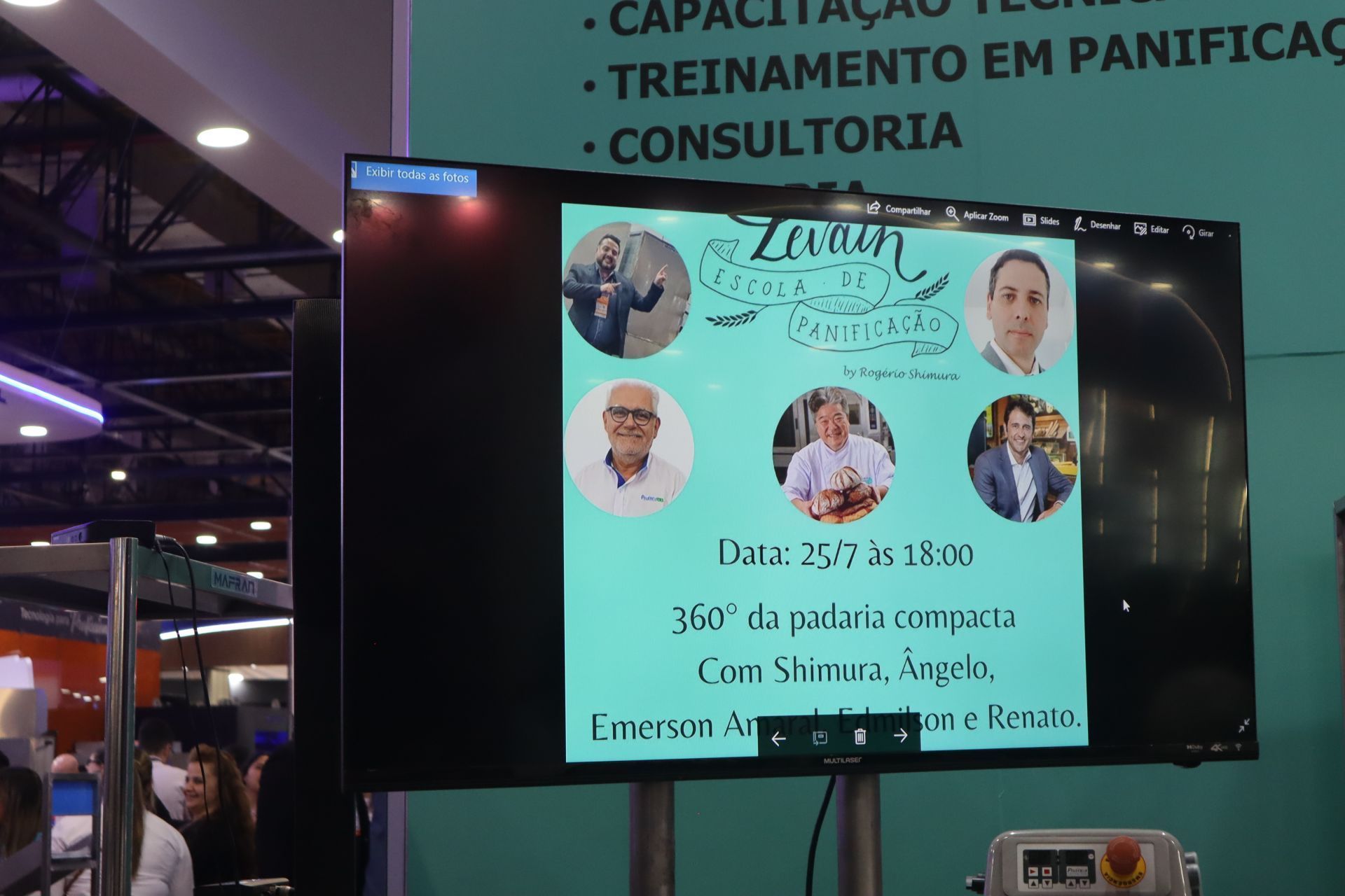 Uma grande TV de tela plana está exibindo uma apresentação