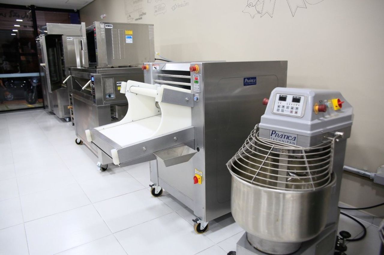 Uma padaria com uma esteira transportadora e um misturador