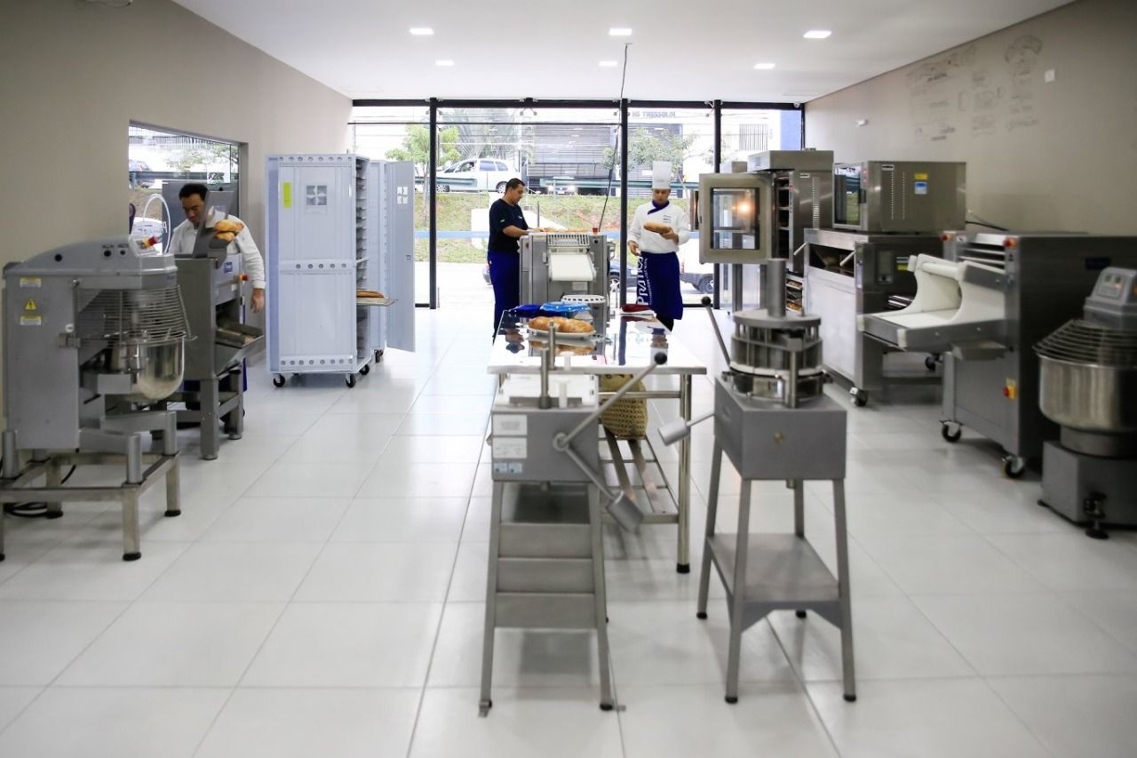 Uma sala grande cheia de eletrodomésticos de aço inoxidável.