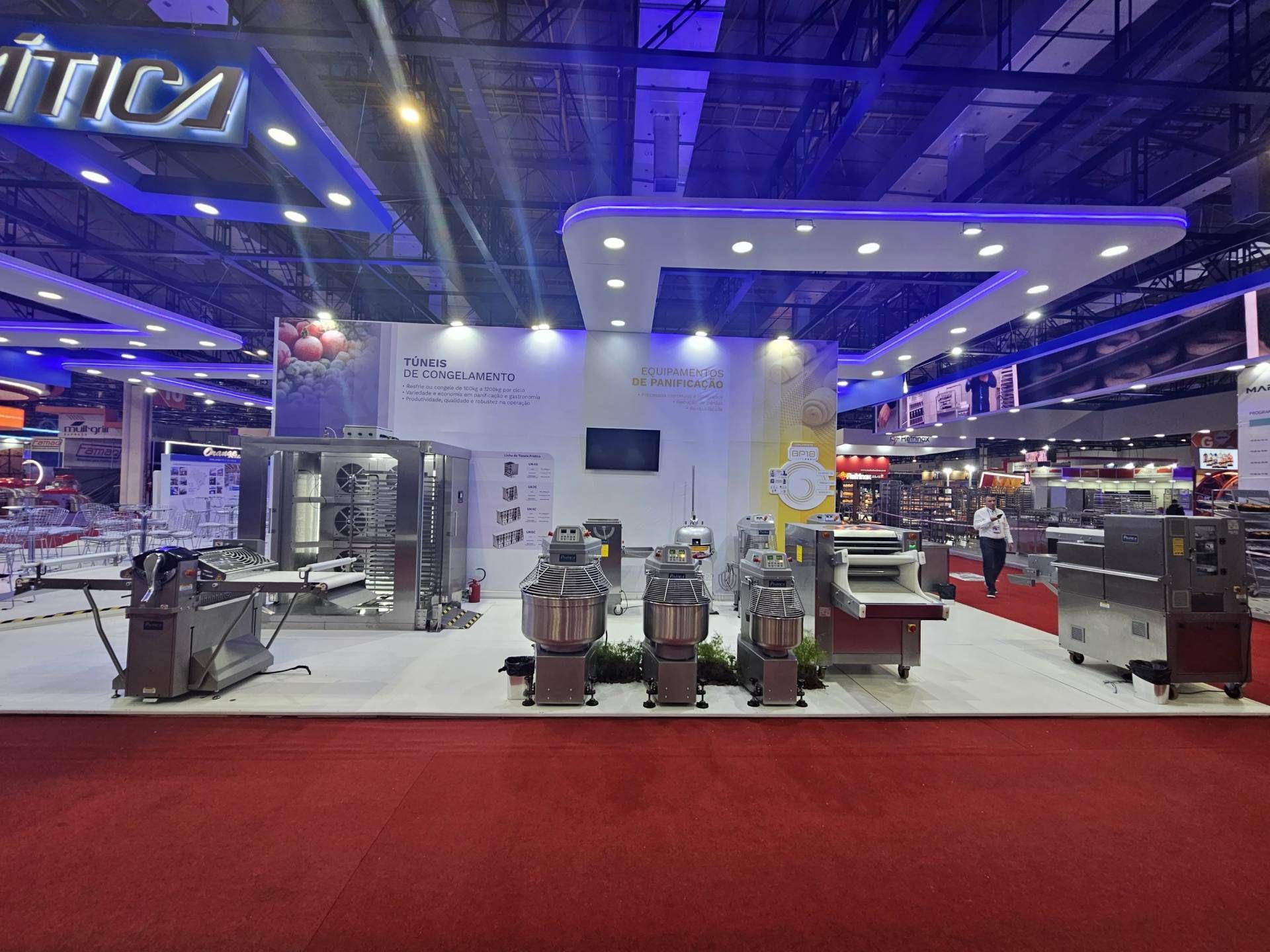 Um estande em uma feira comercial com muitas máquinas.