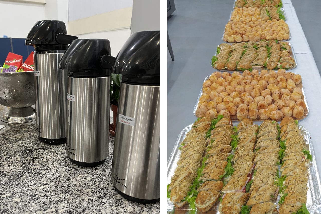 Uma fileira de garrafas térmicas e uma bandeja de sanduíches sobre uma mesa.