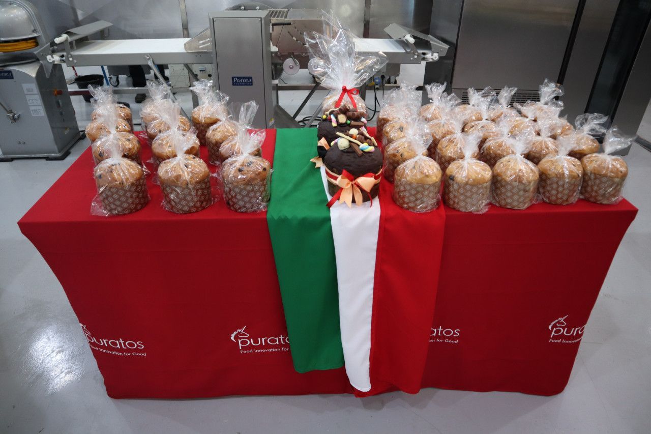 Uma mesa com muito pão embrulhado em plástico