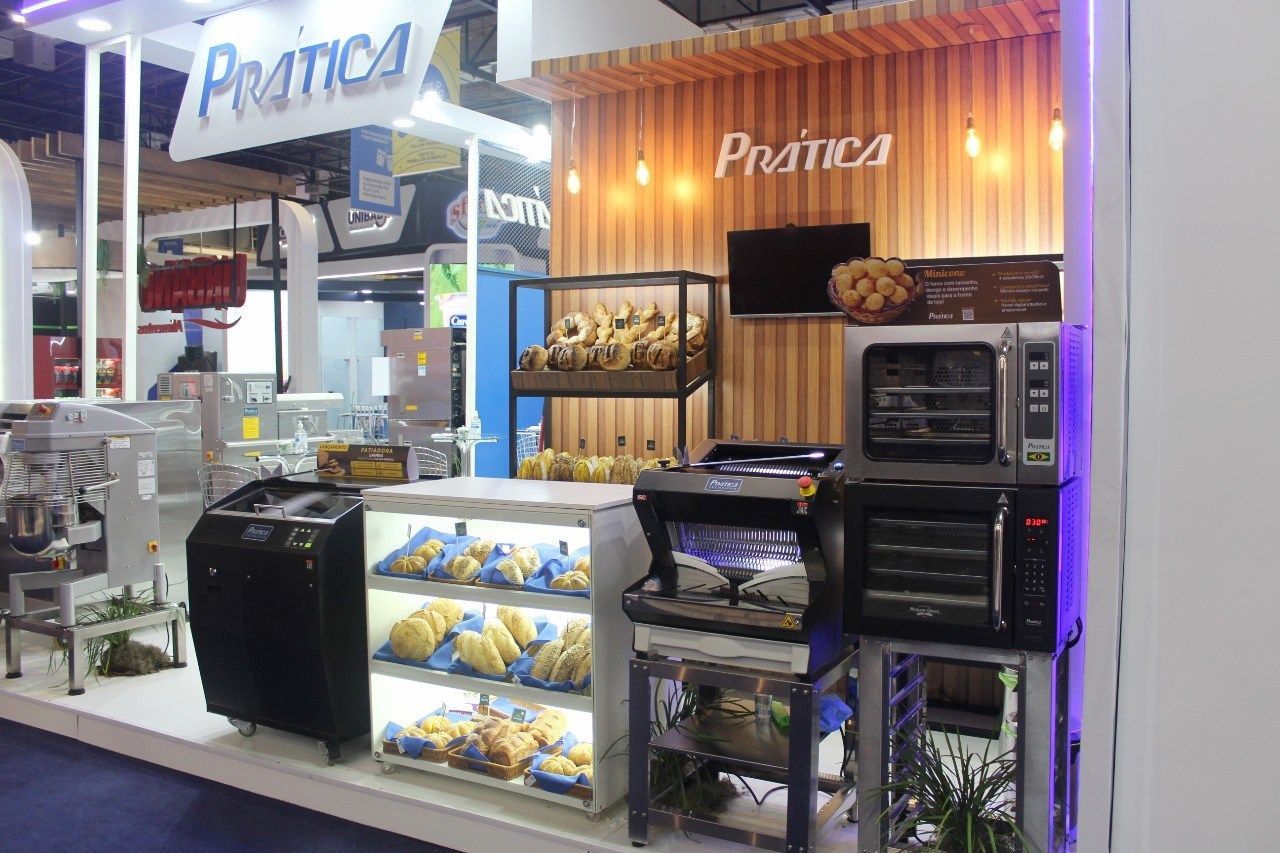 Uma padaria com muitos eletrodomésticos e uma exposição de pães.