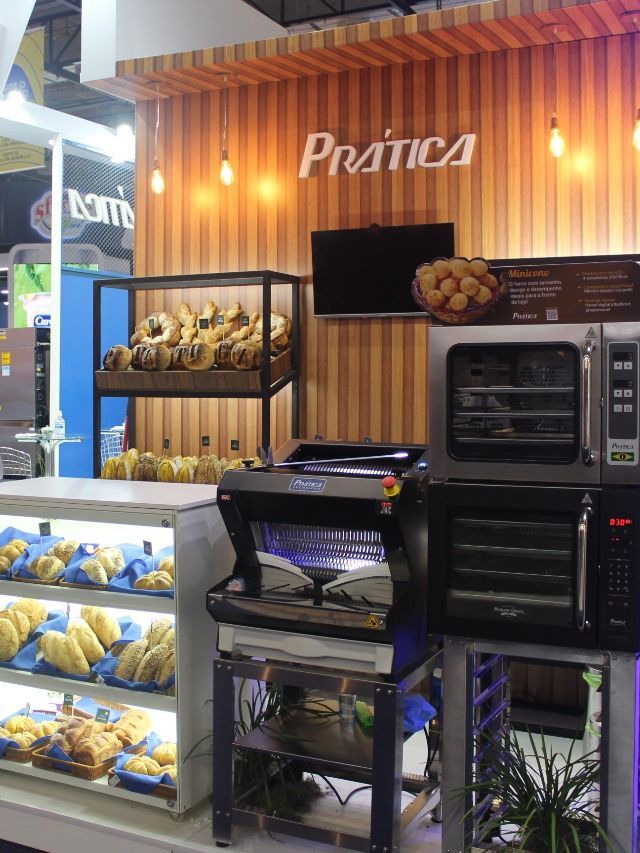 Uma padaria com a palavra pratica na parede