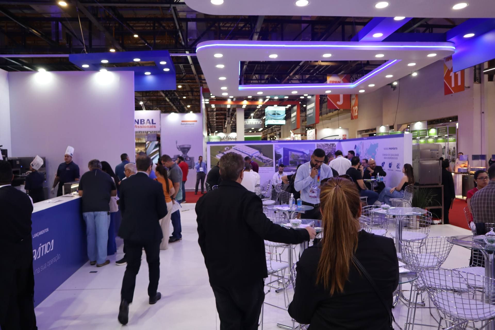 Um grupo de pessoas está em uma sala em uma convenção.