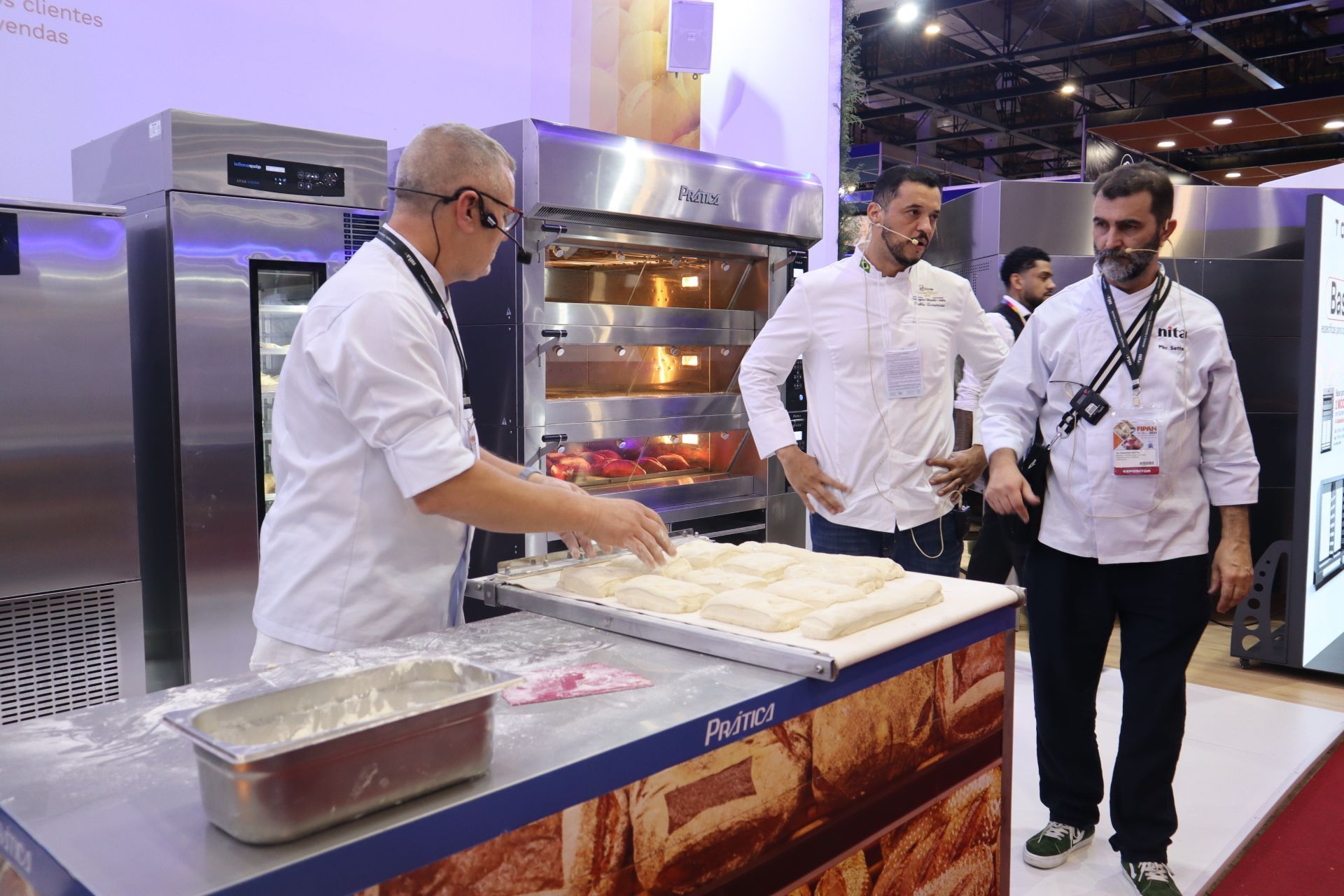 Um grupo de homens está em volta de uma mesa em uma padaria.