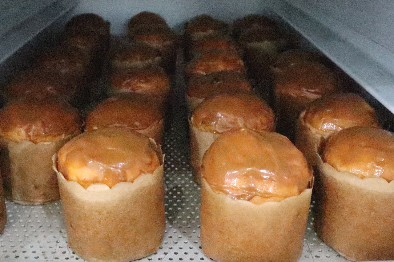 Um monte de muffins estão em uma bandeja na geladeira.