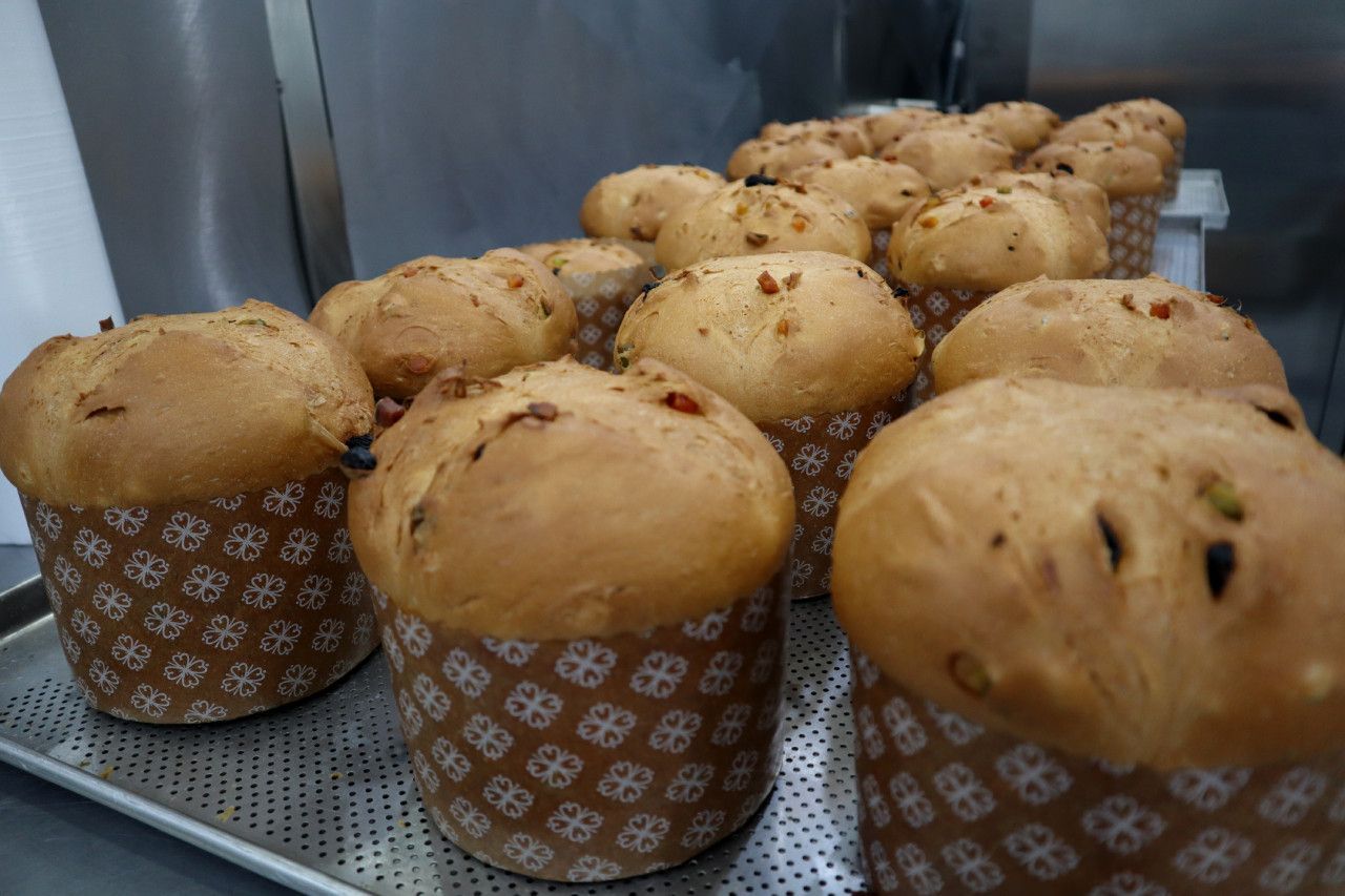 Um monte de muffins estão em uma bandeja de metal.