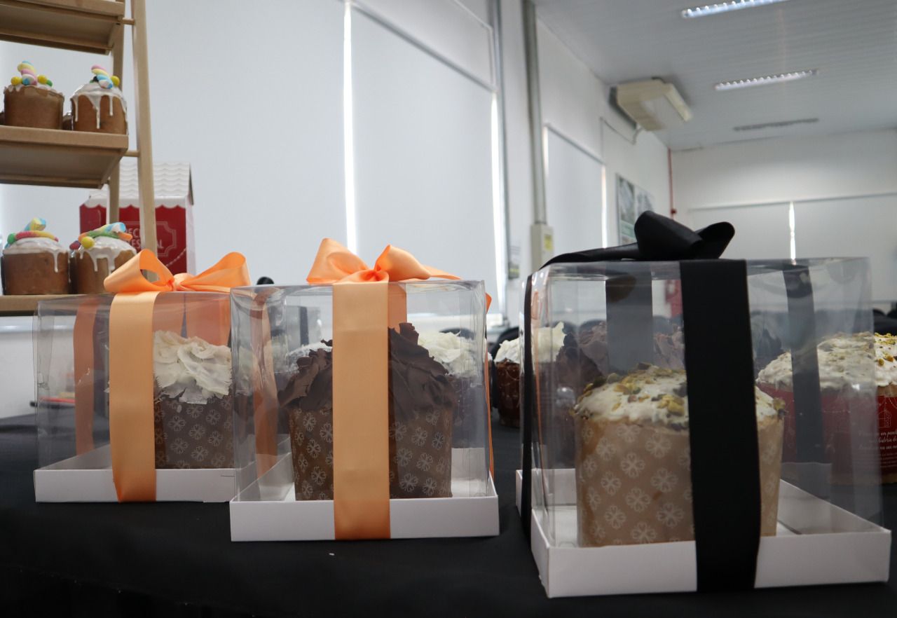 Uma fileira de caixas transparentes com cupcakes dentro