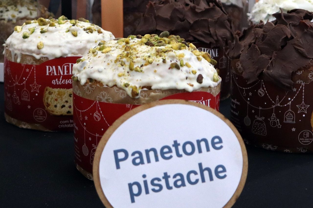 Uma placa que diz panetone pistache