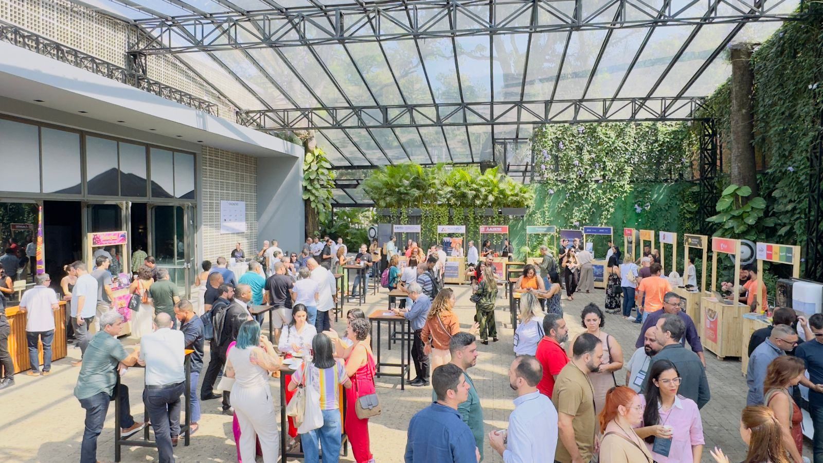 Um grande grupo de pessoas está em frente a um prédio.