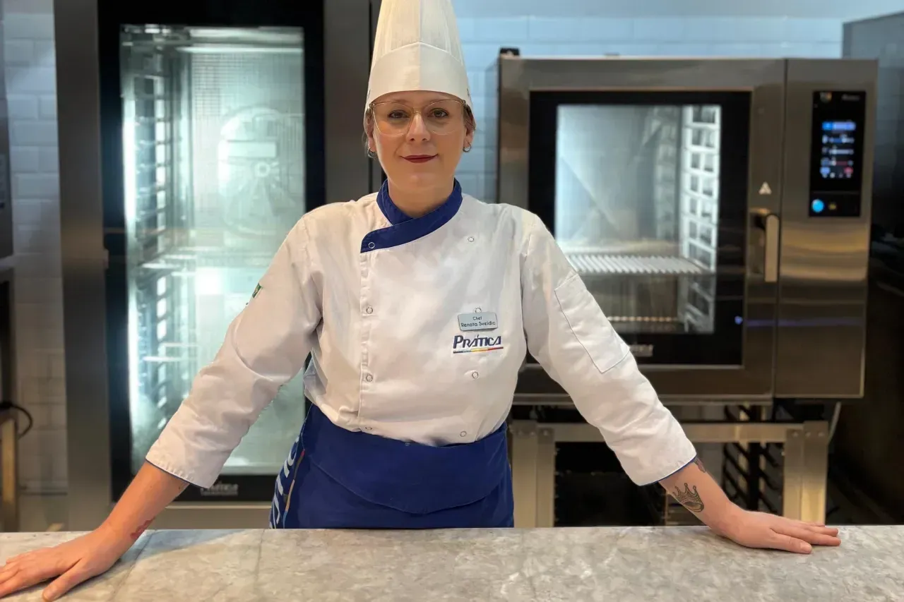 Chef Renata Sveidic da Prática na Filial de São Paulo em Pinheiros.