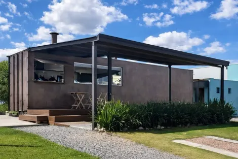 Restaurante Pimenta Rosa da Chef Elisa Raimondi em Vinhedo, São Paulo. Montado em um container.