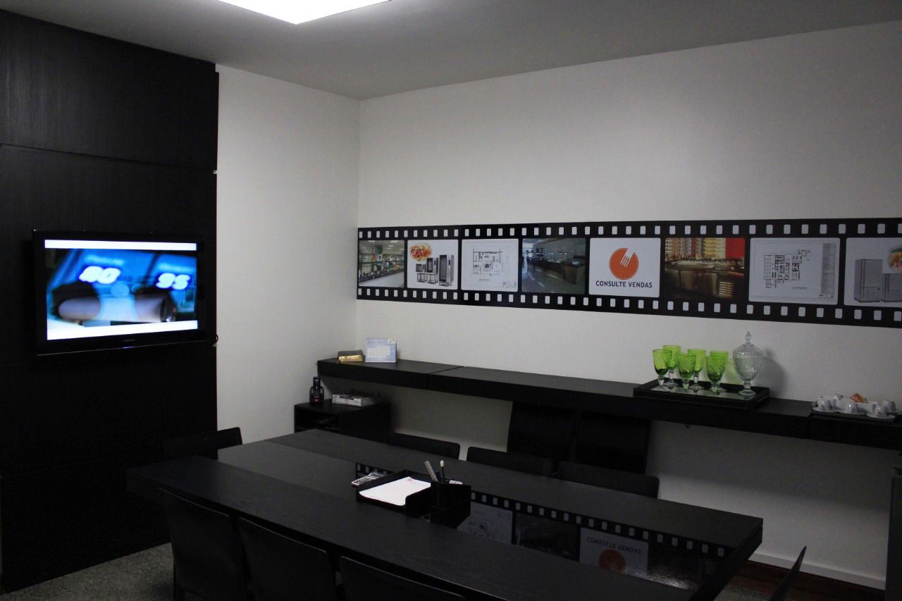 Uma sala com uma mesa e uma tv de tela plana