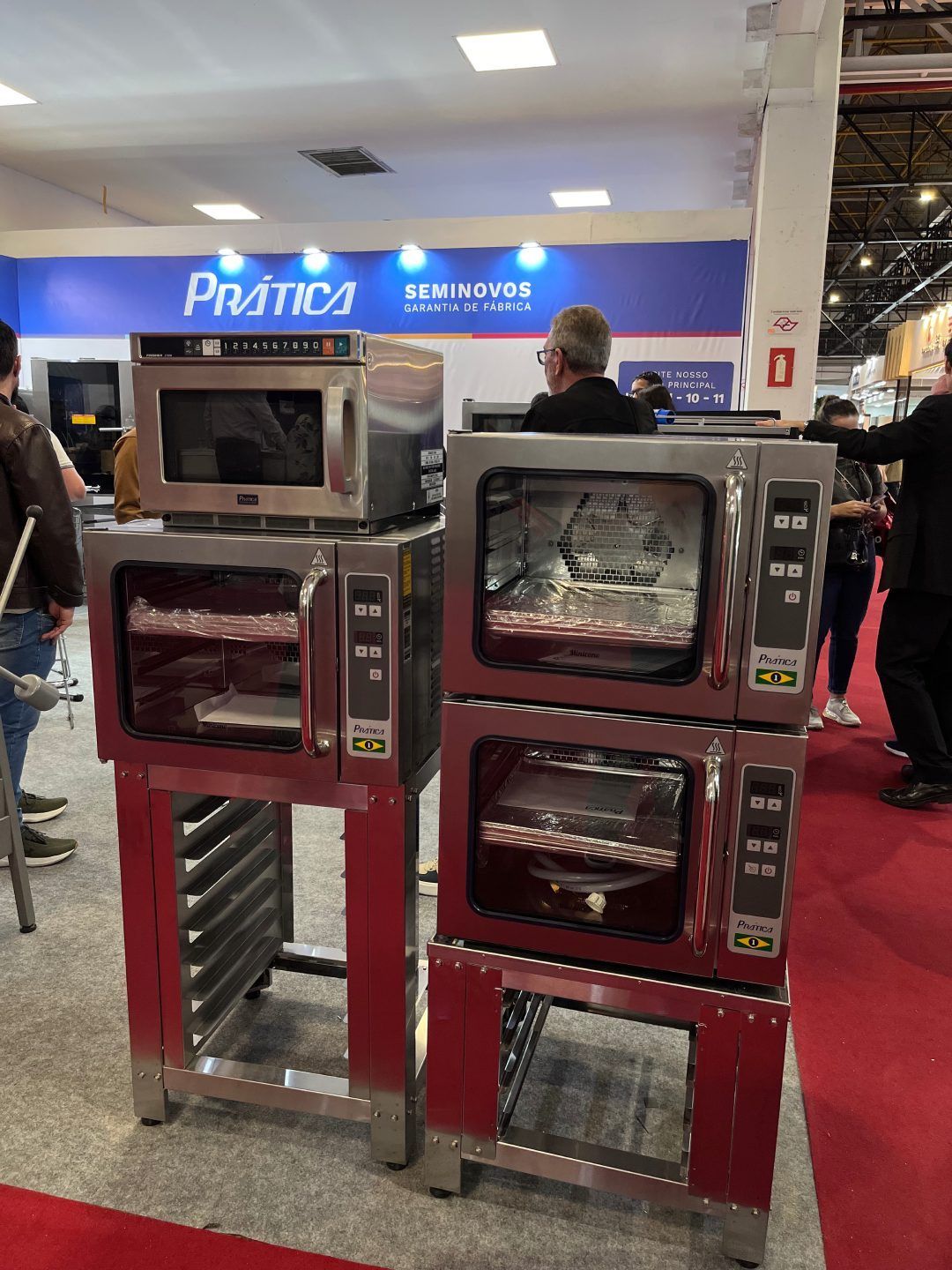 Dois fornos estão empilhados um em cima do outro em uma sala.