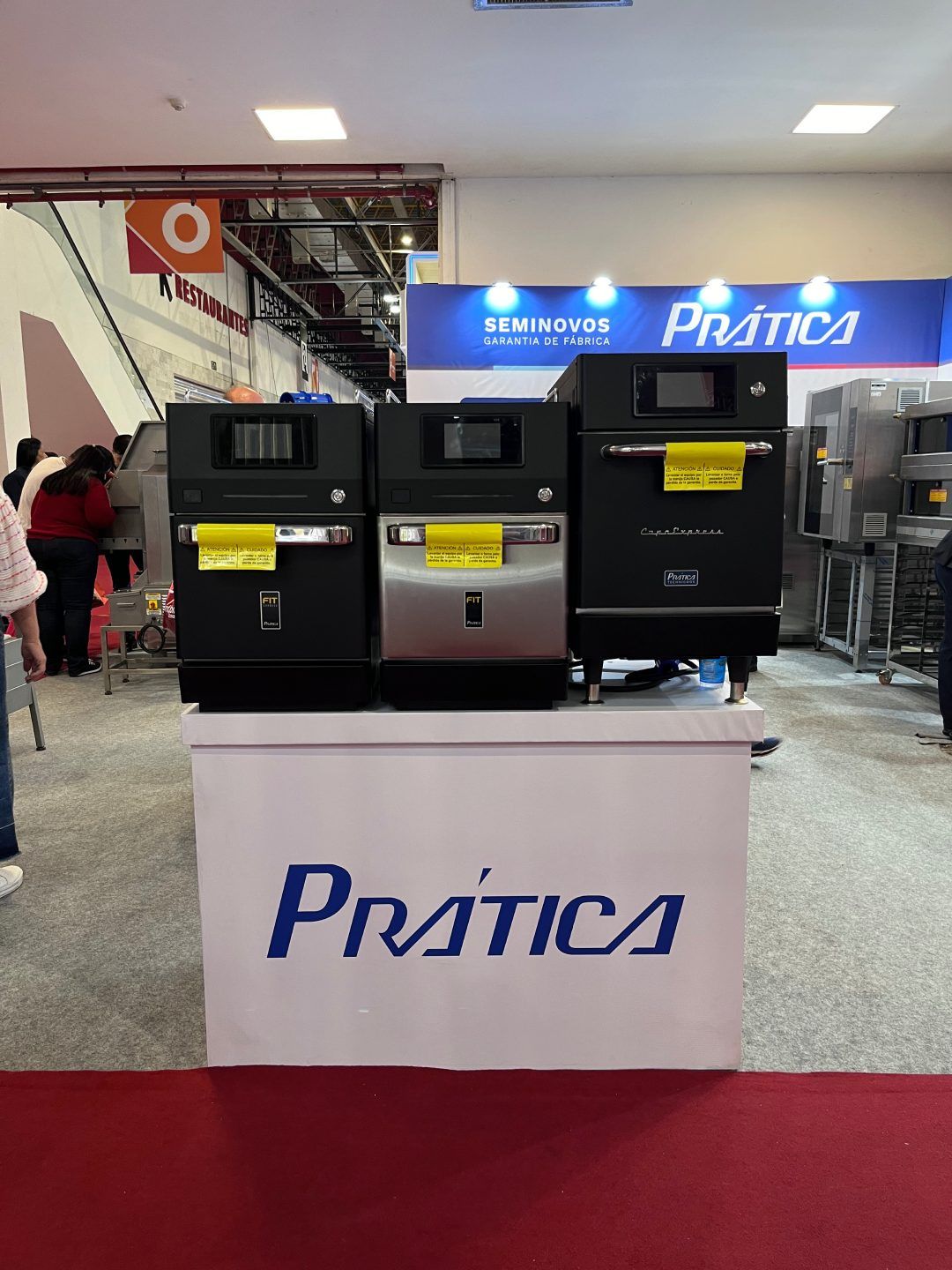 Três fornos estão expostos em frente a uma placa de prática