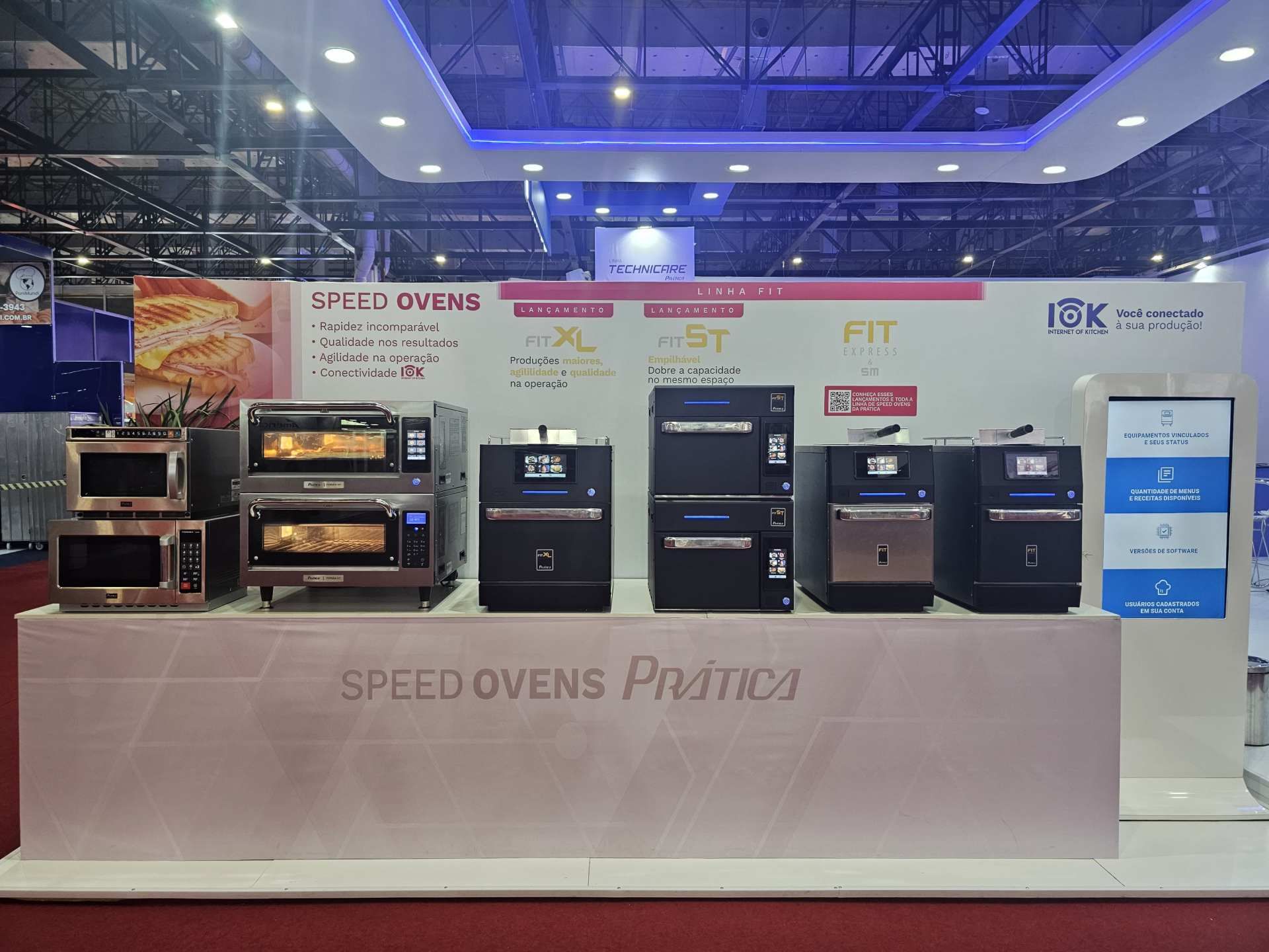 Há muitos tipos diferentes de fornos em exposição na feira.