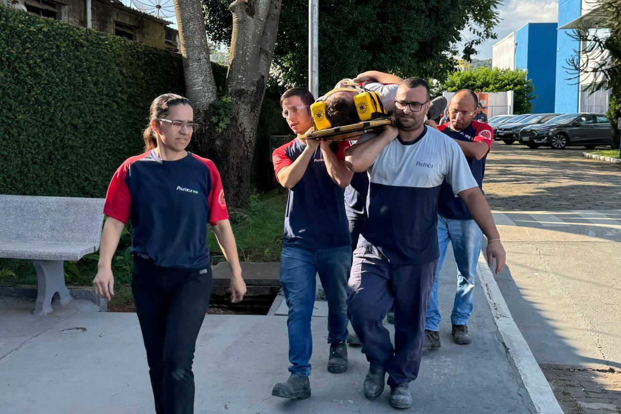 Pr&aacute;tica realiza simula&ccedil;&atilde;o de inc&ecirc;ndio com membros da Brigada