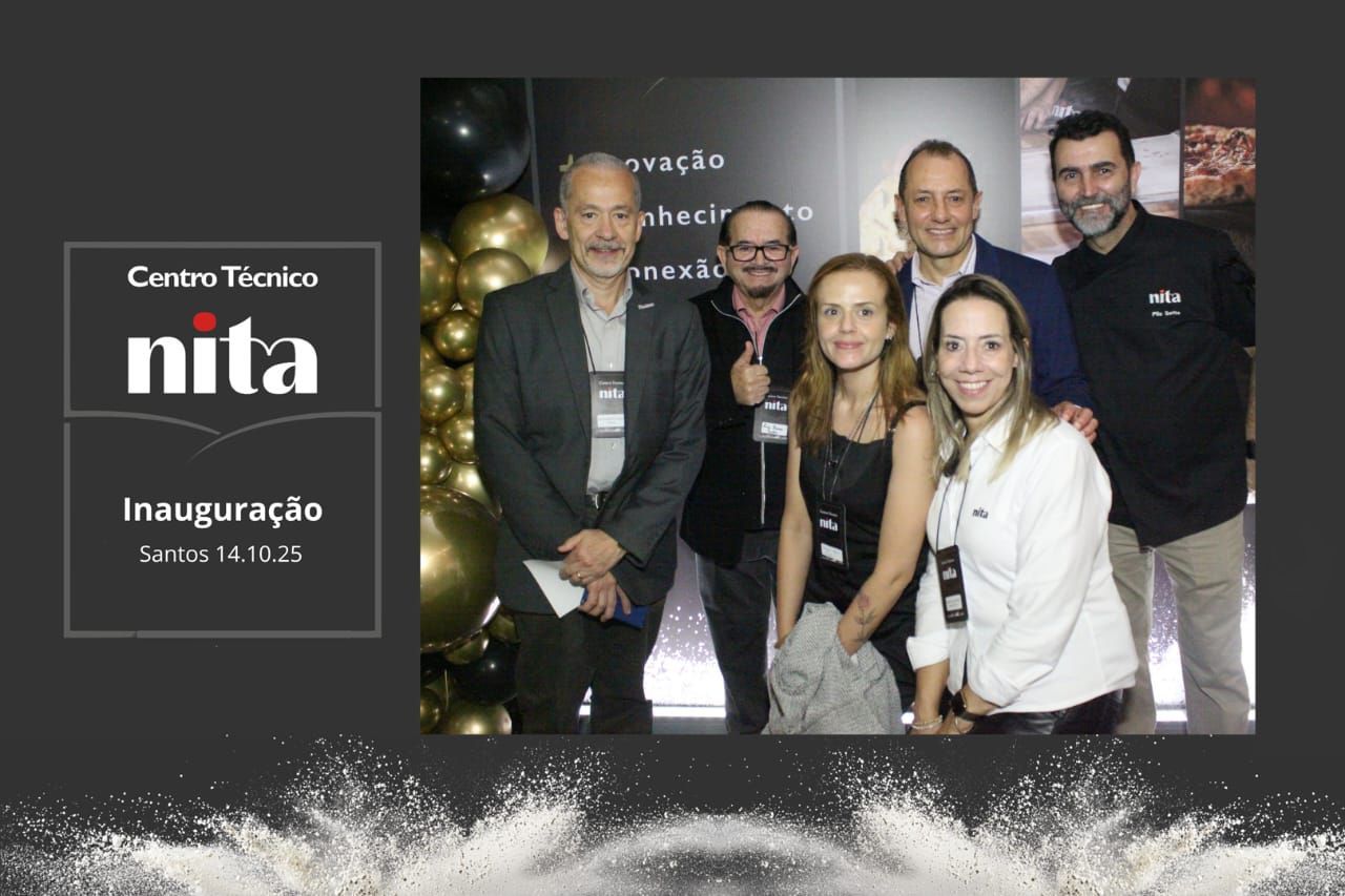 Grupo de pessoas posando na inauguração da NITA. Balões e logotipo à esquerda.