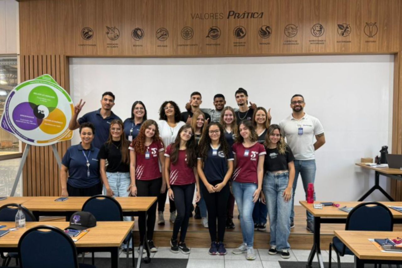 Alunos da Escola Presidente Bernardes de Pouso Alegre/MG em visita à Prática