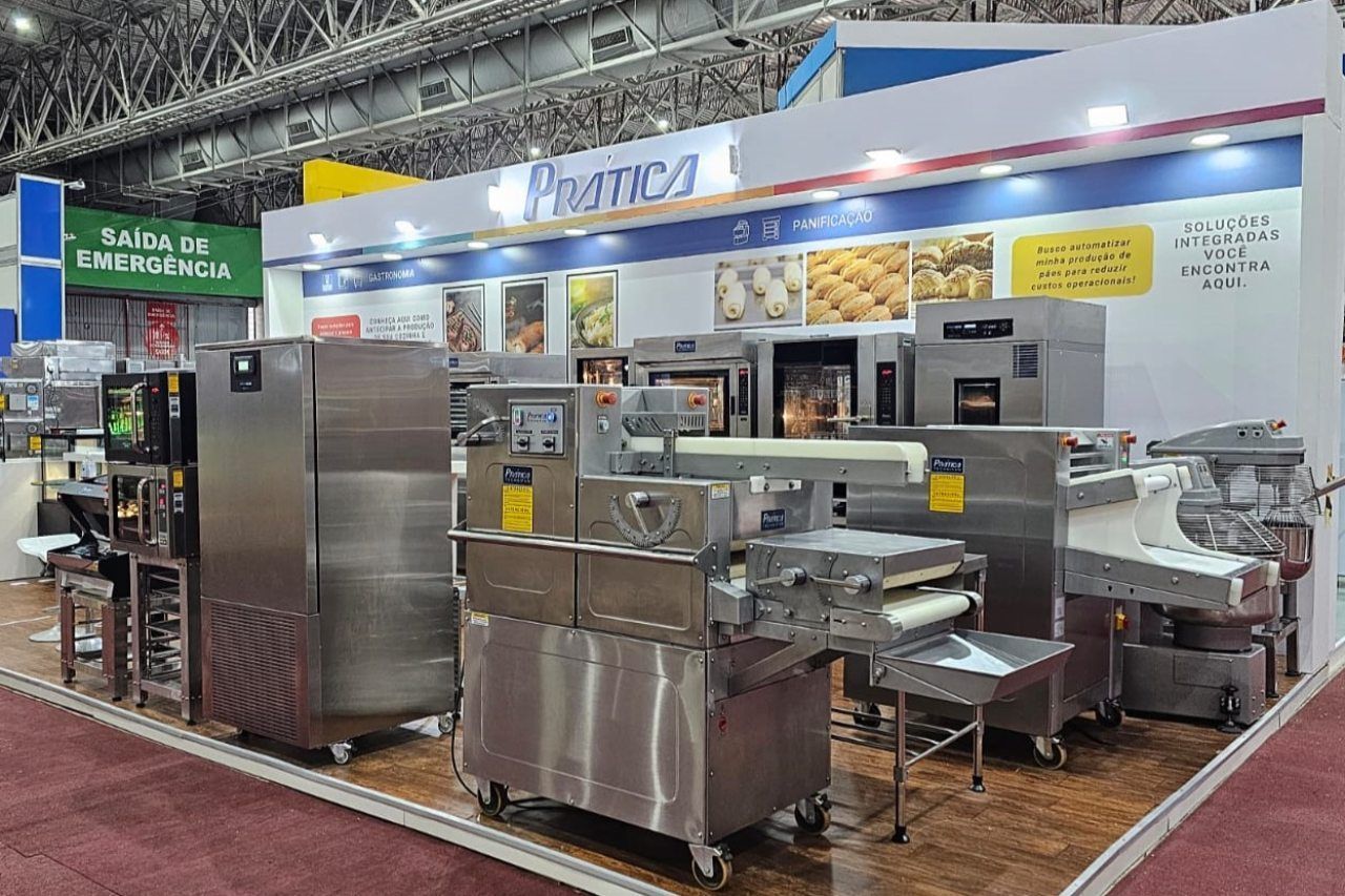 Uma exposição de eletrodomésticos de aço inoxidável em uma padaria.