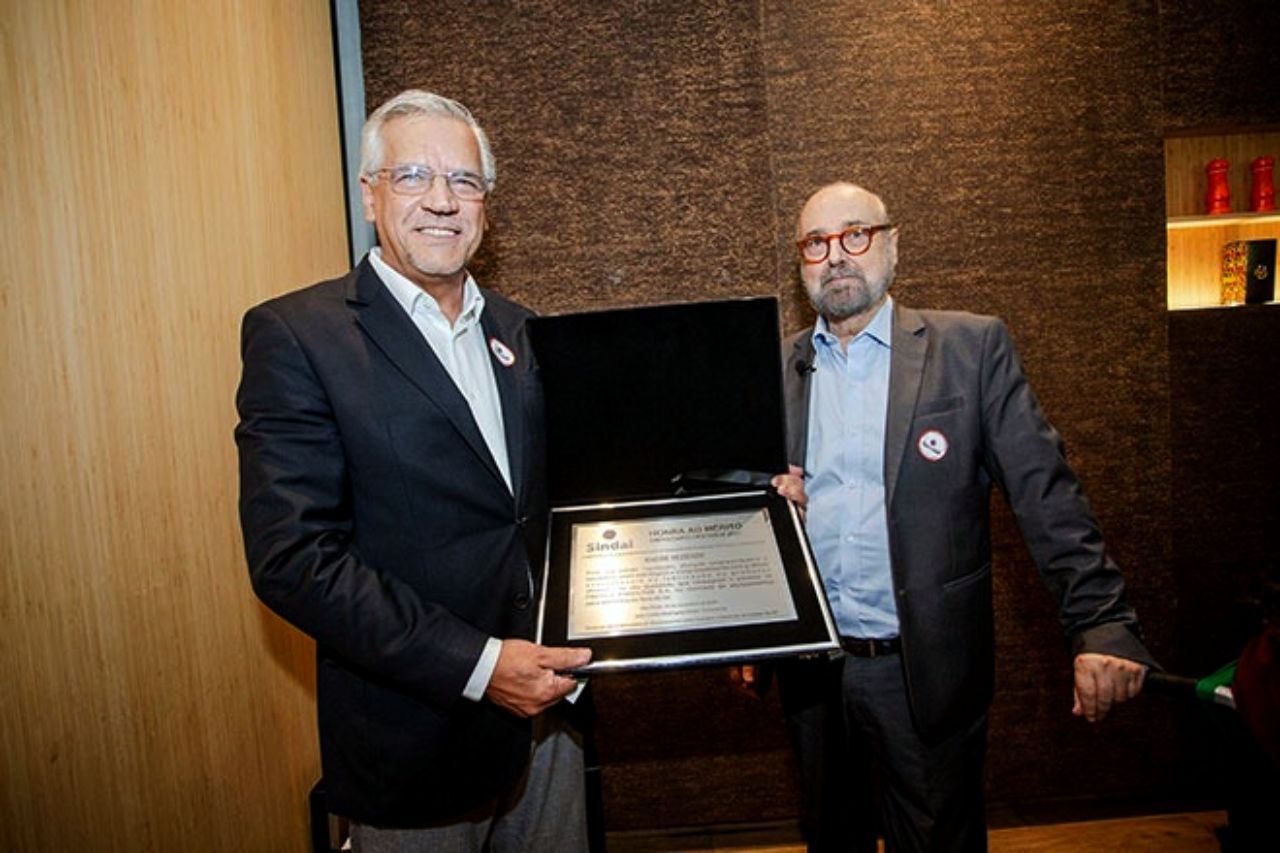André Rezende, presidente da Prática, recebe placa de João Peres, presidente do SINDAL.