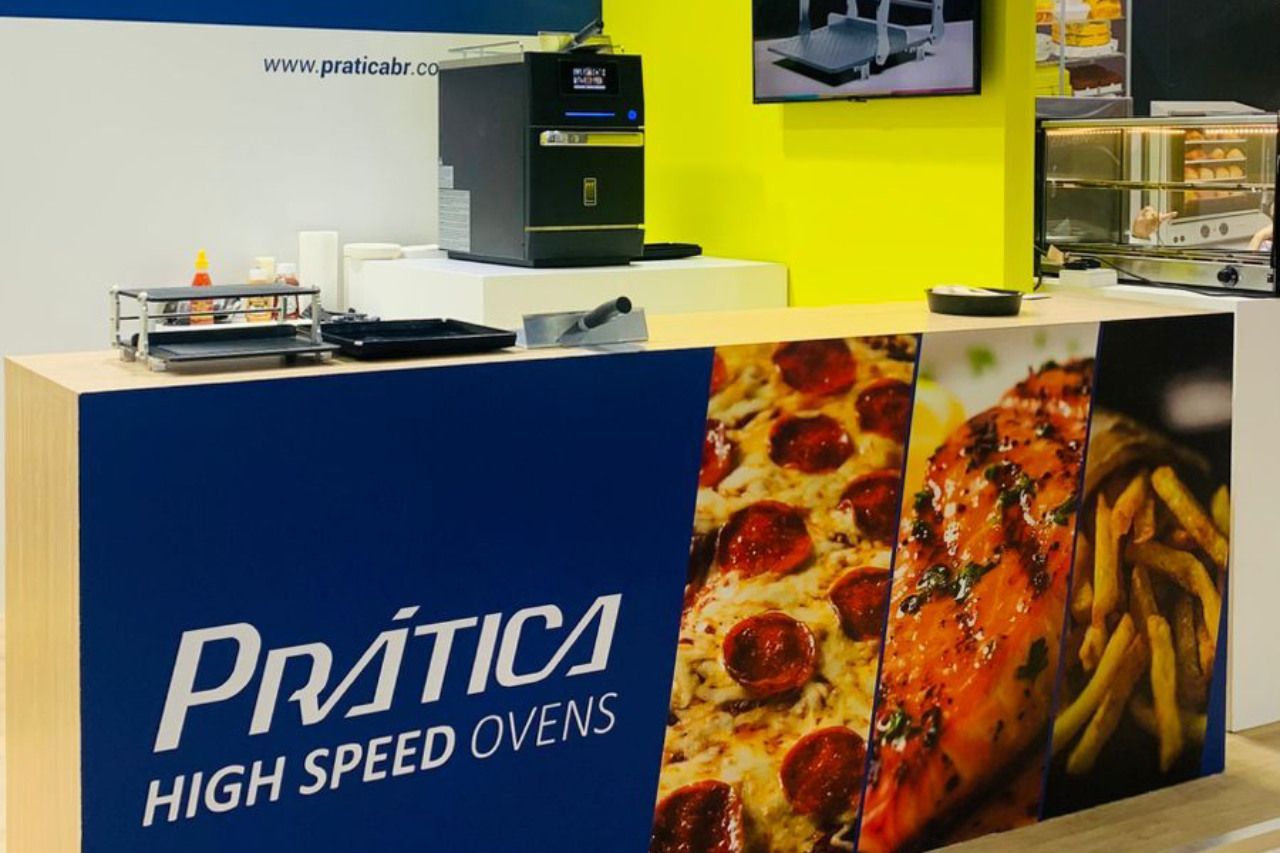 Um balcão com uma placa que diz prática fornos de alta velocidade