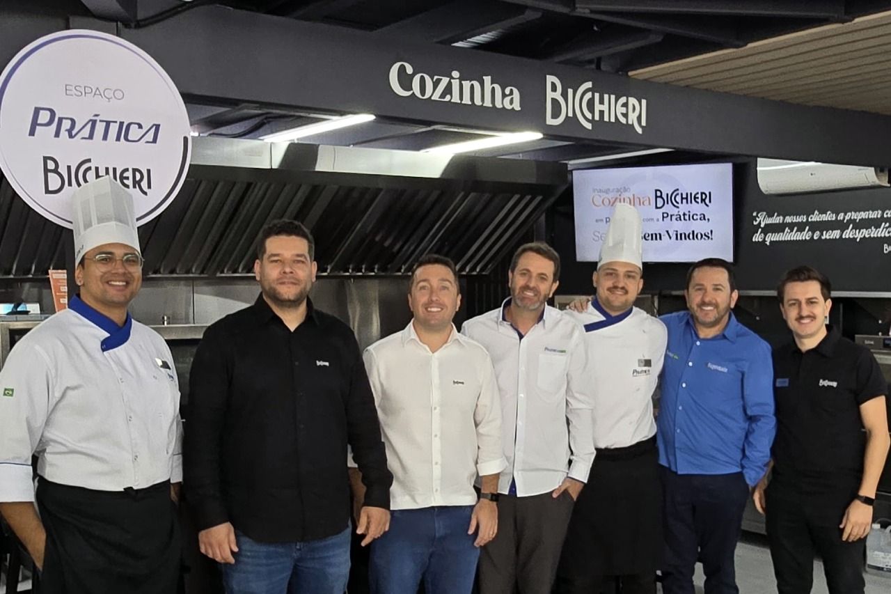 Equipes Bicchieri e Prática na inauguração do novo espaço parceiro em Caxias do Sul