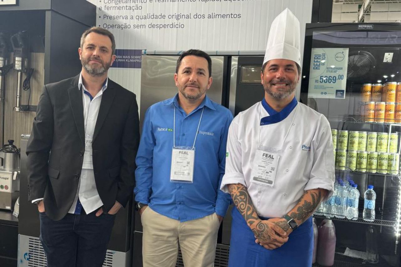 Equipe Pr&aacute;tica na feira FEAL 2024 em Santa Catarina