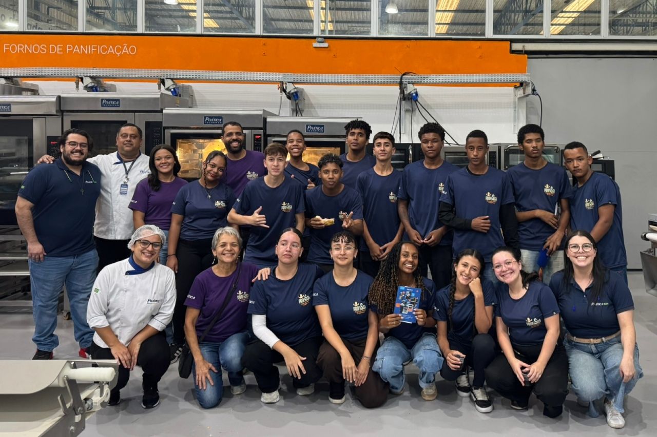 Alunos de projeto educacional visitam a Pr&aacute;tica