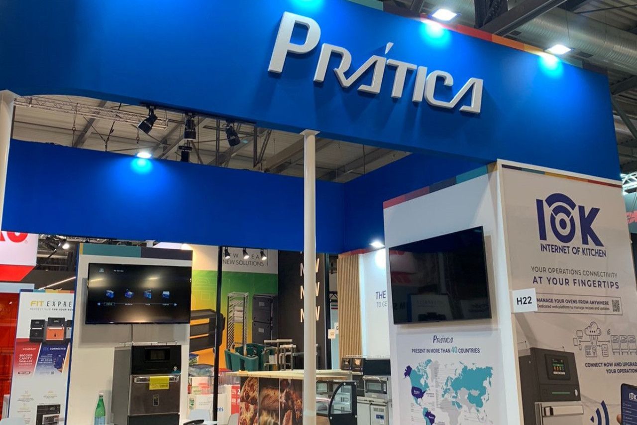 Uma placa azul com a palavra pratica nela