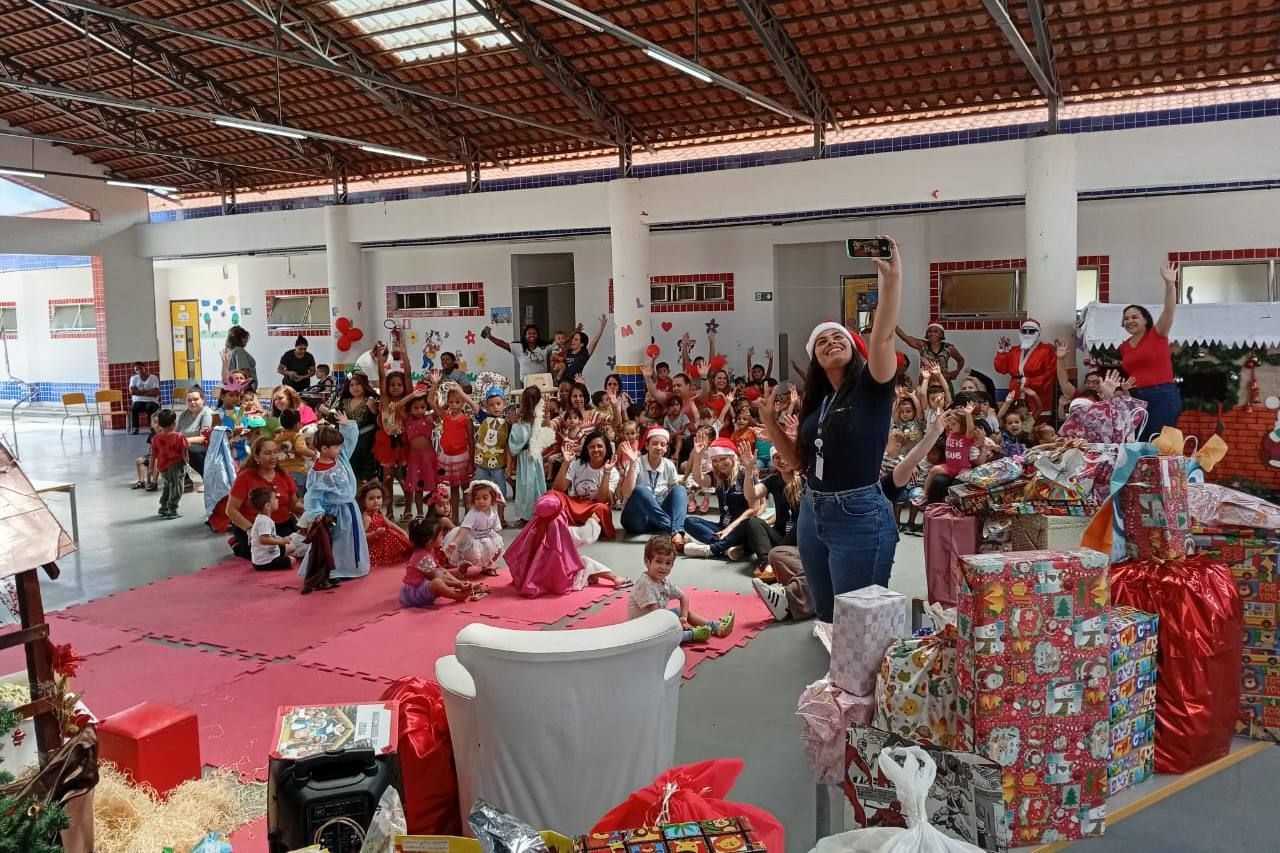Natal Solid&aacute;rio 2024: colaboradores Pr&aacute;tica levam alegria para crian&ccedil;as