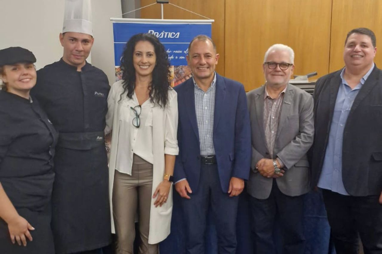 Um grupo de pessoas está posando para uma foto em uma sala.