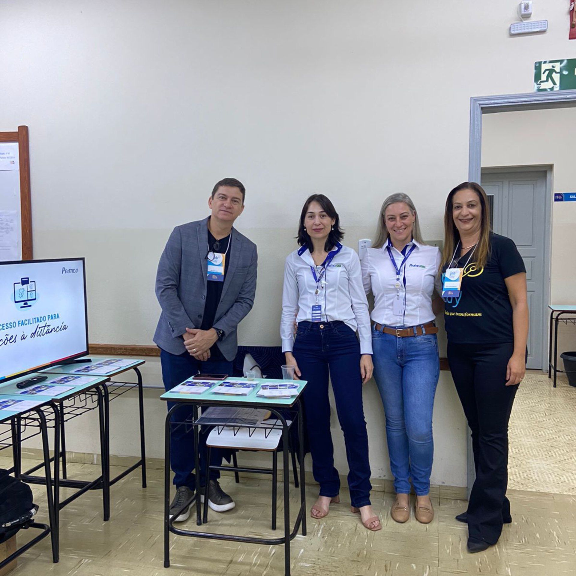 Um grupo de pessoas posando para uma foto em uma sala