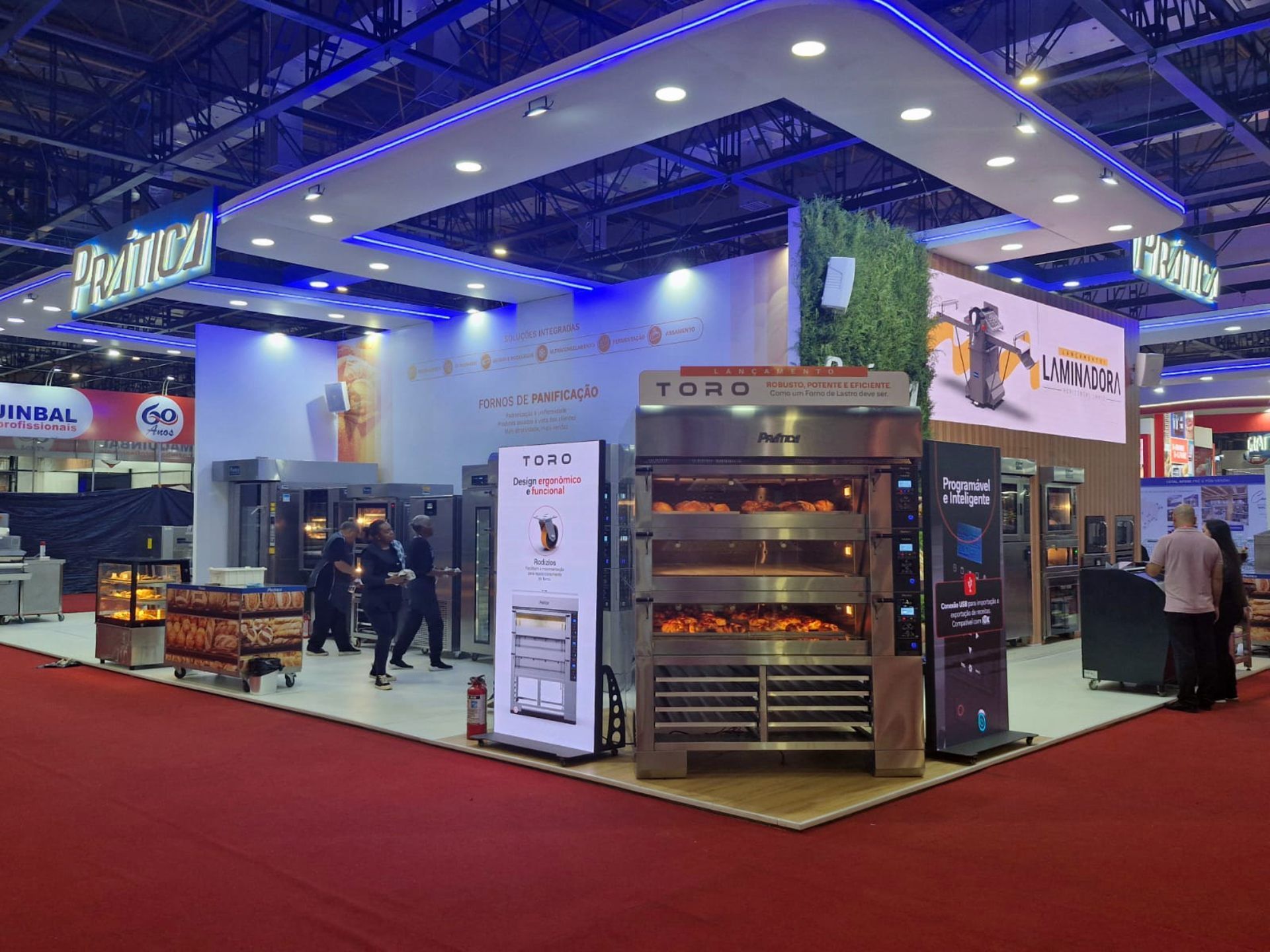 Um grupo de pessoas está em volta de uma barraca em uma padaria.