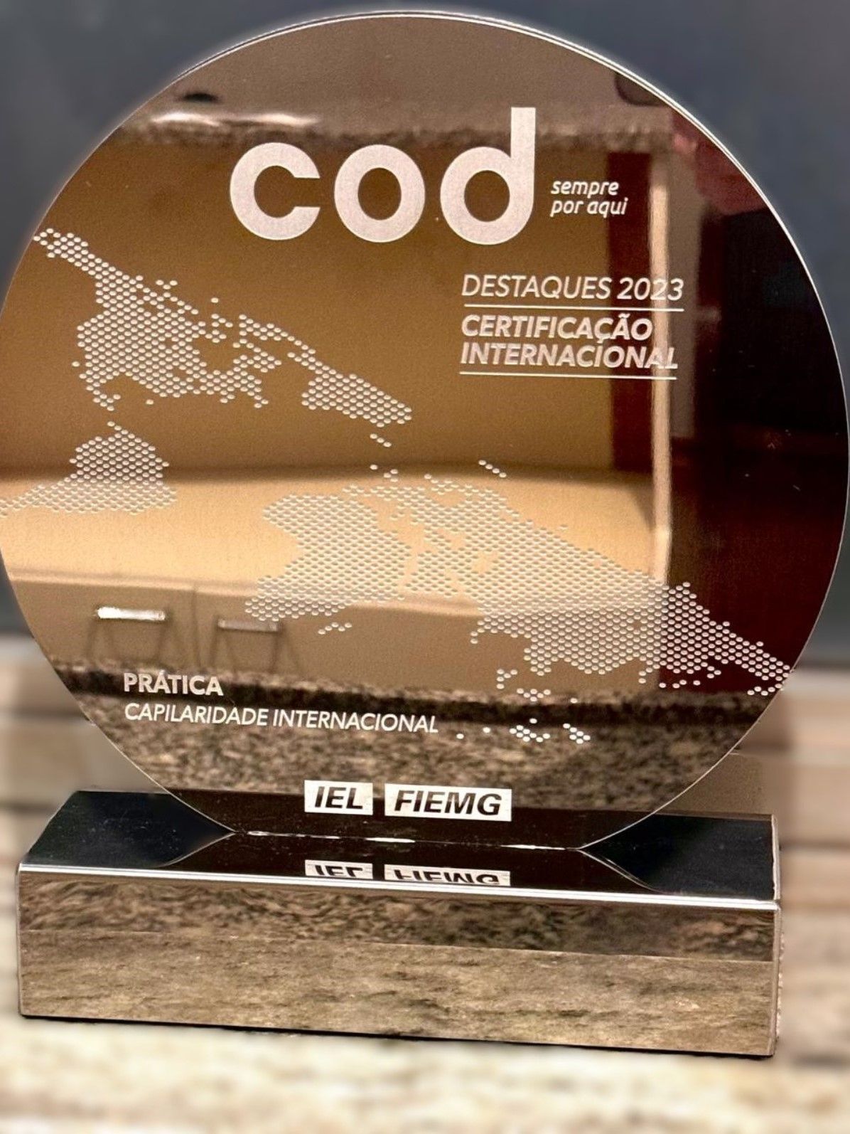 Um troféu com a palavra bacalhau está sobre uma mesa.